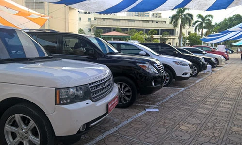 Dân buôn ôtô phá sản vì giá xe giảm mạnh tại VN