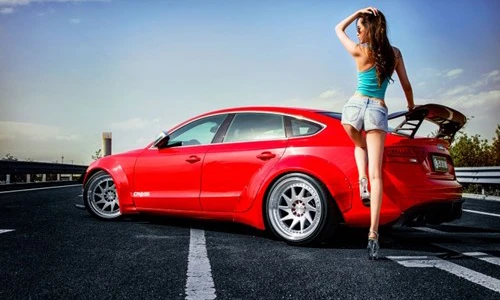 Chân dài Châu Á "hút hồn" xe sang thể thao Audi A7 