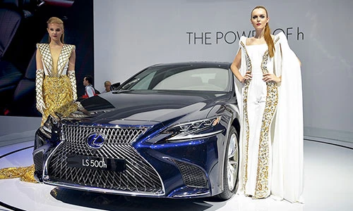 “Soi” xế sang hybrid tiền tỷ Lexus LS500h tại Việt Nam