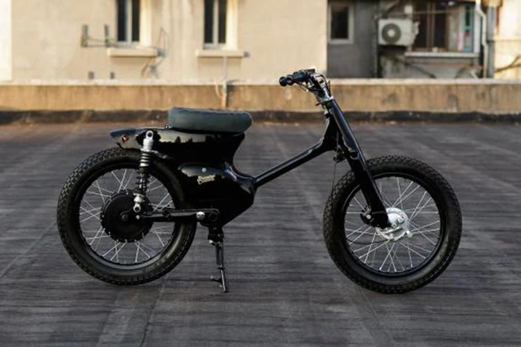 “Xế nổ” Honda Cub biến hóa xe điện siêu độc đáo