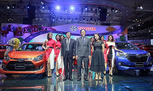 Soi dàn xe Toyota “mới cứng” tại triển lãm ôtô VMS 2017