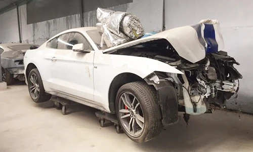Xe Ford Mustang tiền tỷ "nát đầu" bỏ xó tại Sài Gòn