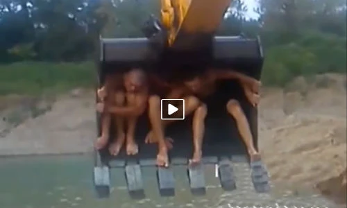 Chết cười cảnh tắm suối bằng máy xúc của trai trẻ