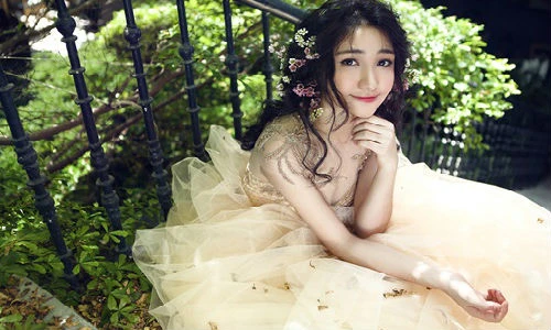 Nghe "Mưa nhớ", ngắm Hòa Minzy xinh như công chúa