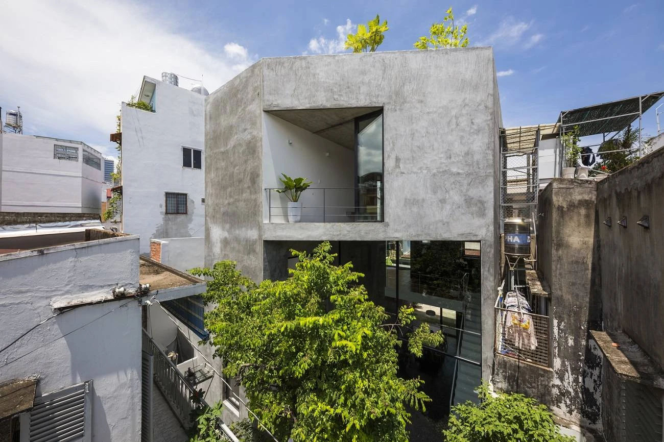 Bị “vây” tứ phía, nhà phố vẫn đón nắng ở mọi góc