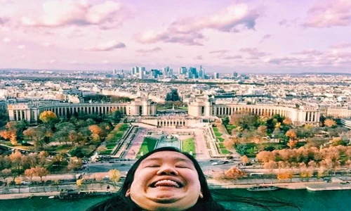 Cô nàng cổ 2 ngấn check-in khắp thế giới