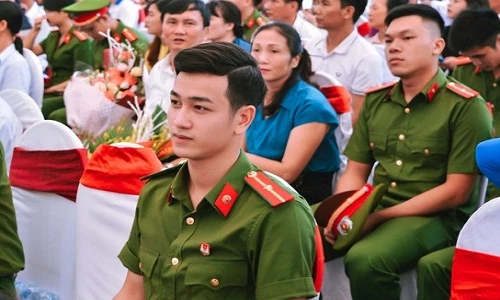 Chị em lại "phát điên" với nam thần Học viện Cảnh sát mới