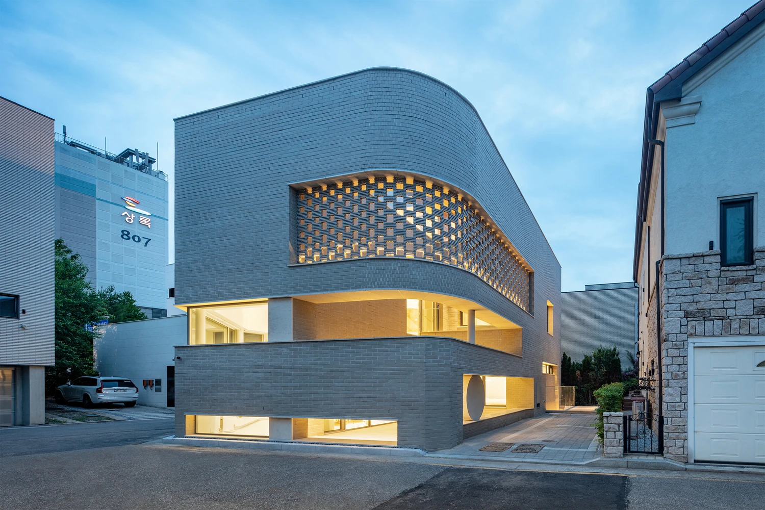 “Bọc lưới gạch” nhà phố nổi bần bật và sáng đến bất ngờ