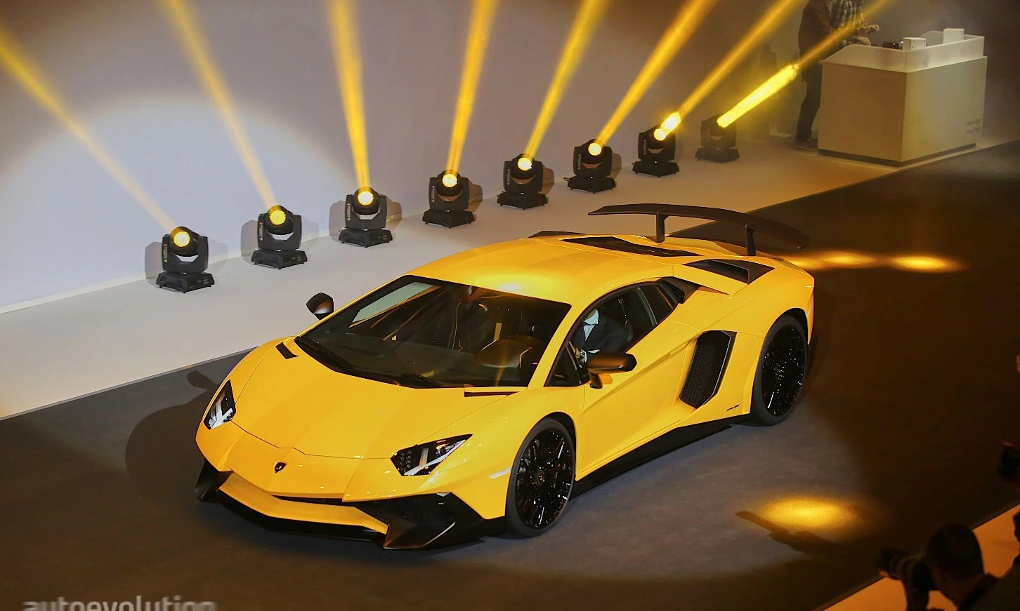 Ngắm siêu “bò” thương mại nhanh nhất nhà Lamborghini