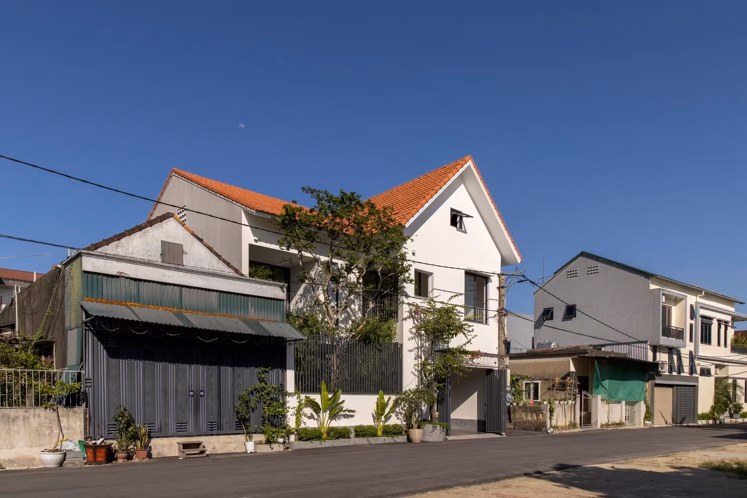 Chiêm ngưỡng ngôi nhà ngói đỏ đẹp ngỡ ngàng trên báo ngoại