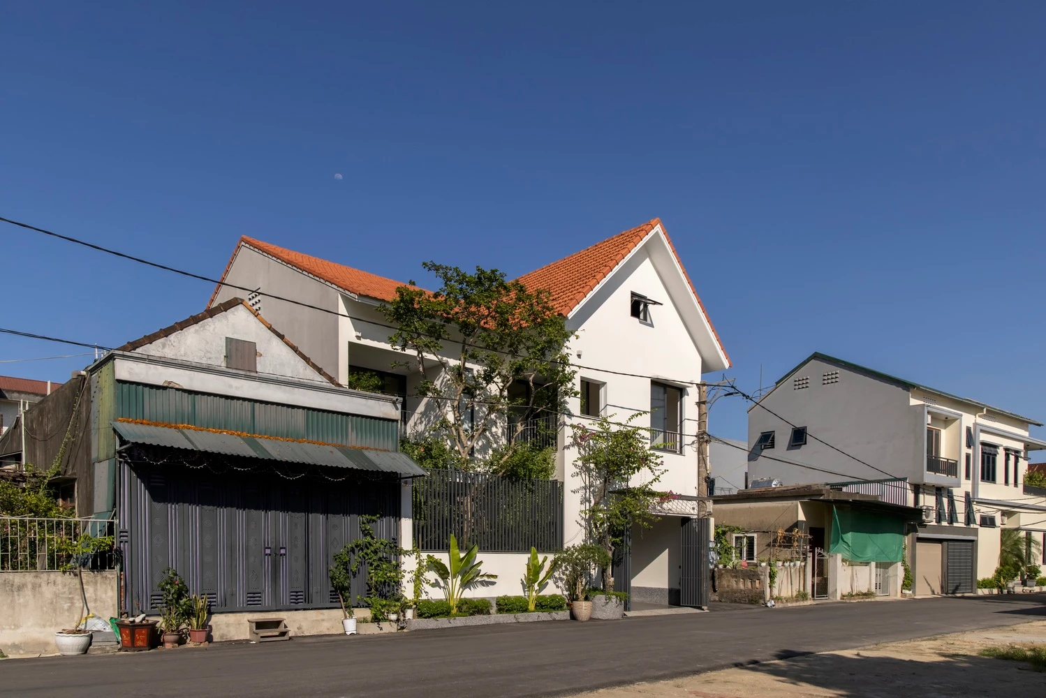 Chiêm ngưỡng ngôi nhà ngói đỏ đẹp ngỡ ngàng trên báo ngoại