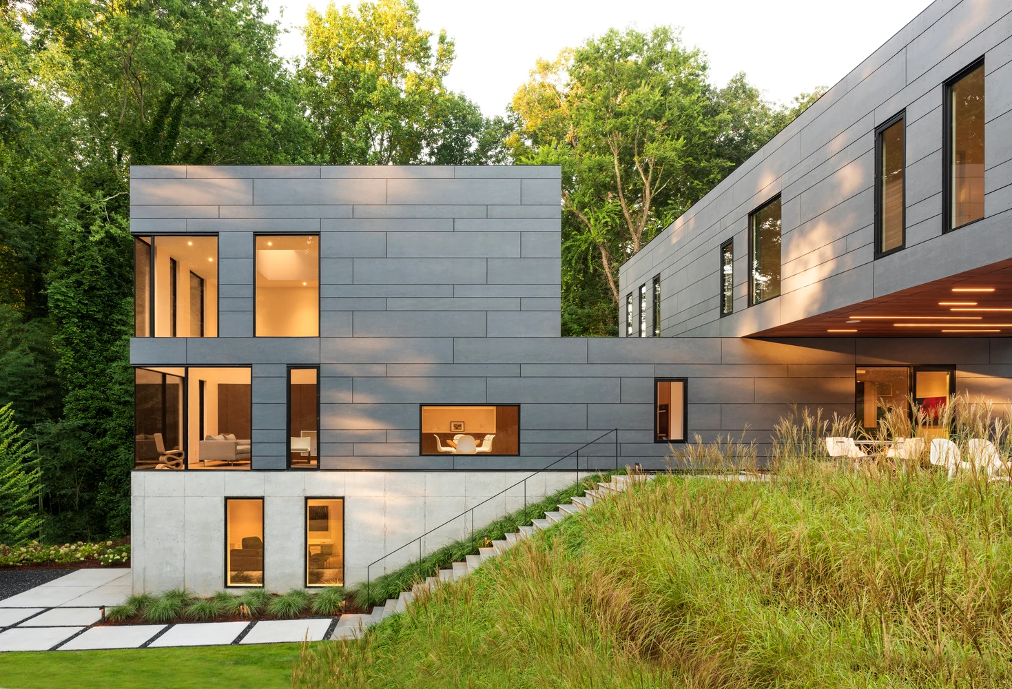 Nhà khối hộp bừng sáng dưới ánh nắng mặt trời