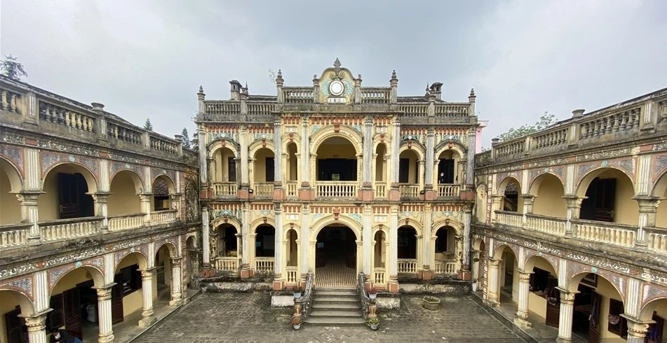 Chiêm ngưỡng dinh thự cổ độc đáo bậc nhất vùng Tây Bắc