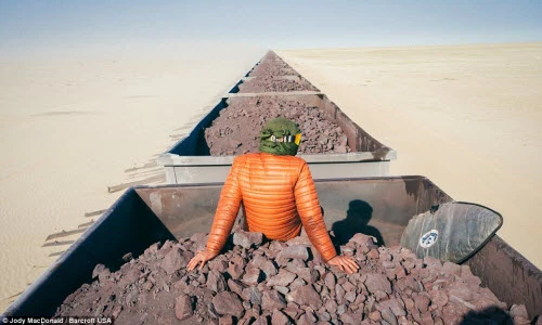 Khám phá sa mạc Sahara trên đoàn tàu dài nhất thế giới