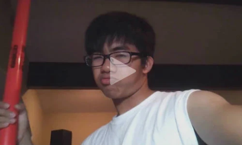 Chàng trai chơi nhạc bằng... đầu khiến người xem “phát điên“