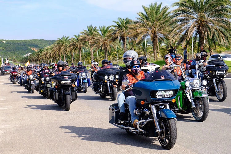 Hàng trăm môtô khủng "show hàng" tại Cam Ranh Bike Week 2022