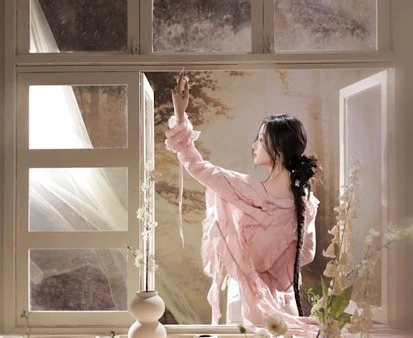 Diện váy "tàng hình", "tình đầu quốc dân" Jun Vũ được khen chuẩn nữ thần