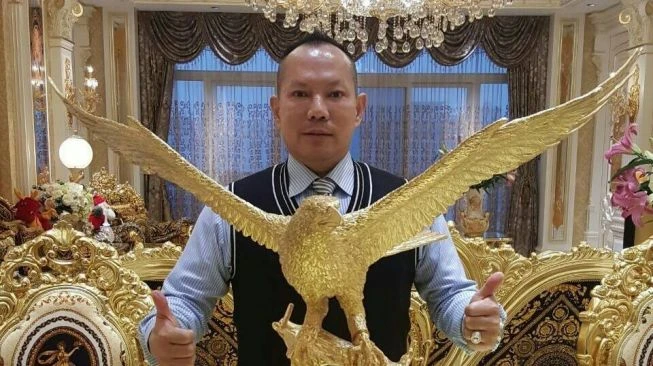 Lóa mắt trước biệt phủ dát vàng của đại gia sống cùng 4 vợ