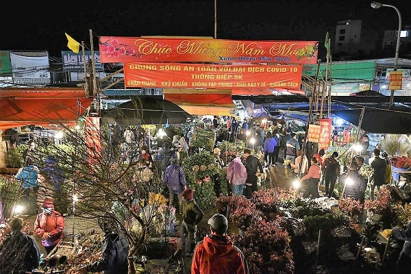 Bất chấp thời tiết, người dân “chen chân” mua sắm tại “vựa hoa” Hà Nội