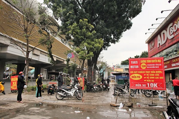 Rửa xe Tết giá 10K, khách xếp hàng chủ làm không ngơi tay