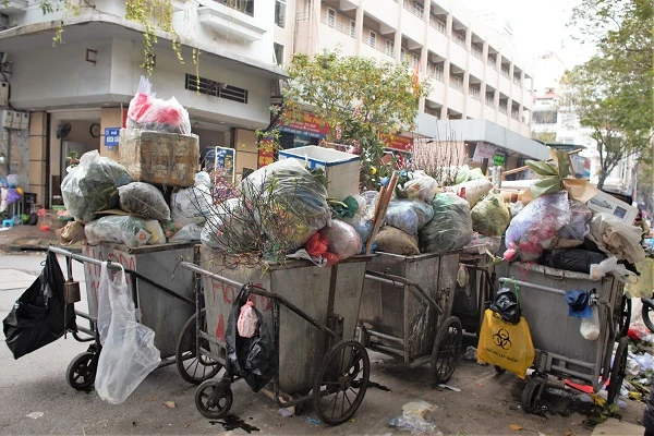 Hà Nội: Rác ngập mặt, công nhân “ngóng” cầu lấy xe đi làm