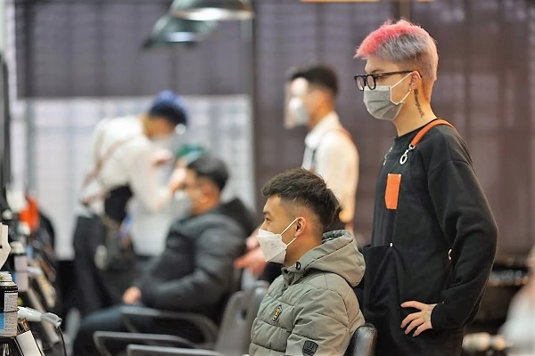 “Quý ông” xếp hàng ngồi chờ làm đẹp chơi Tết Nhâm Dần