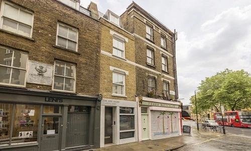 Có gì trong ngôi nhà vừa méo vừa hẹp lại có giá trên trời?