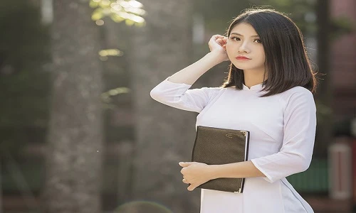 Nữ sinh ngành thiết kế đẹp ngây ngất trong tà áo dài