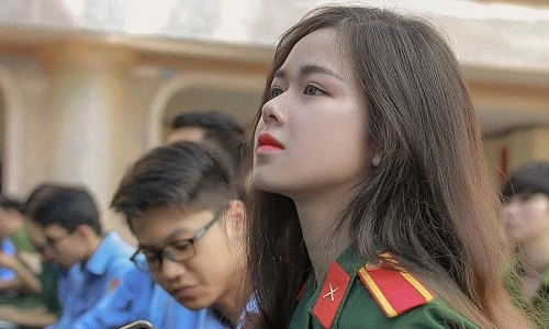 Cô gái mặc quân phục gây sốt mạng nhờ gương mặt nhìn là mê