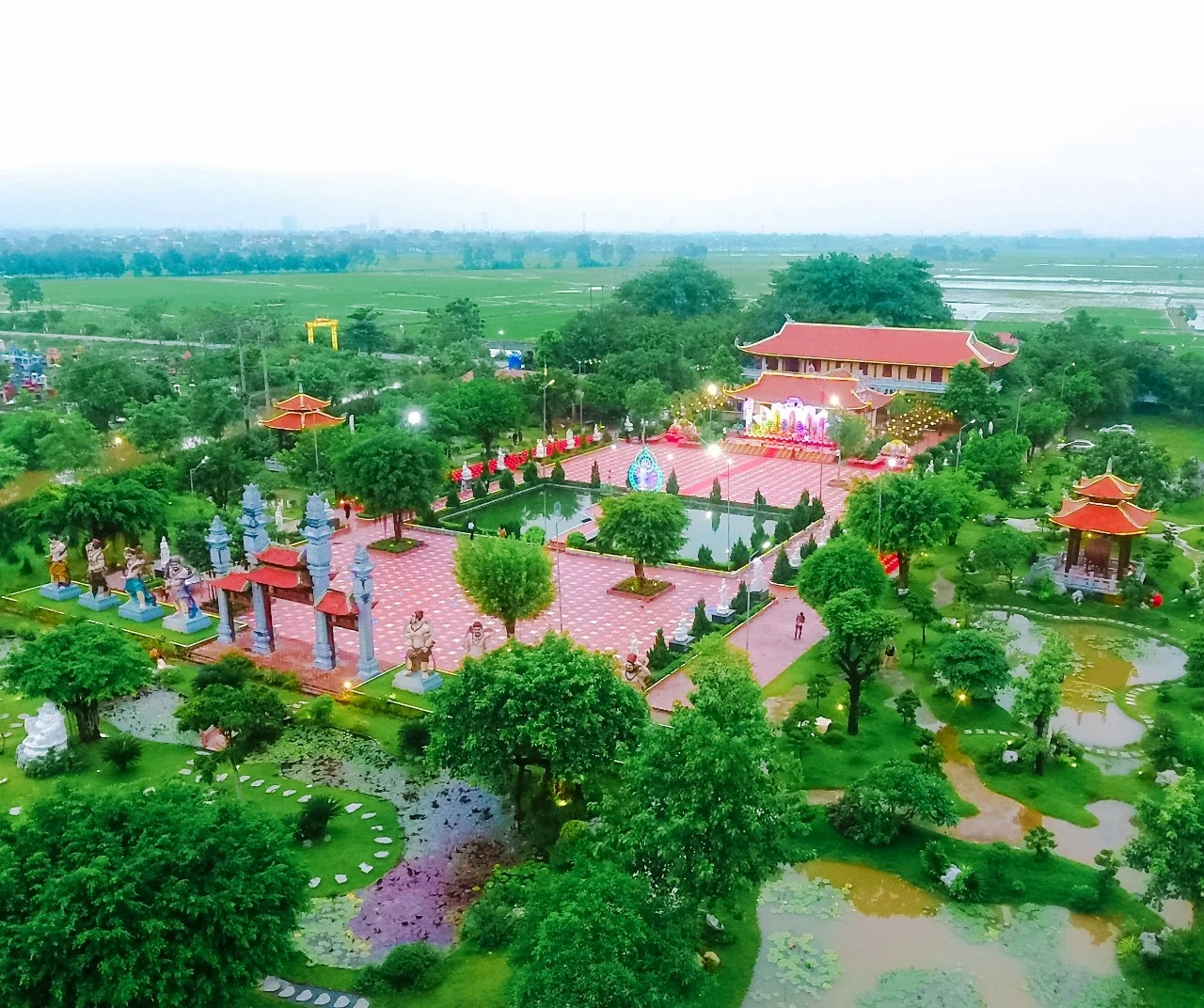 Đầu năm về vãn cảnh chùa Ninh Tảo nổi tiếng đất Hà Nam