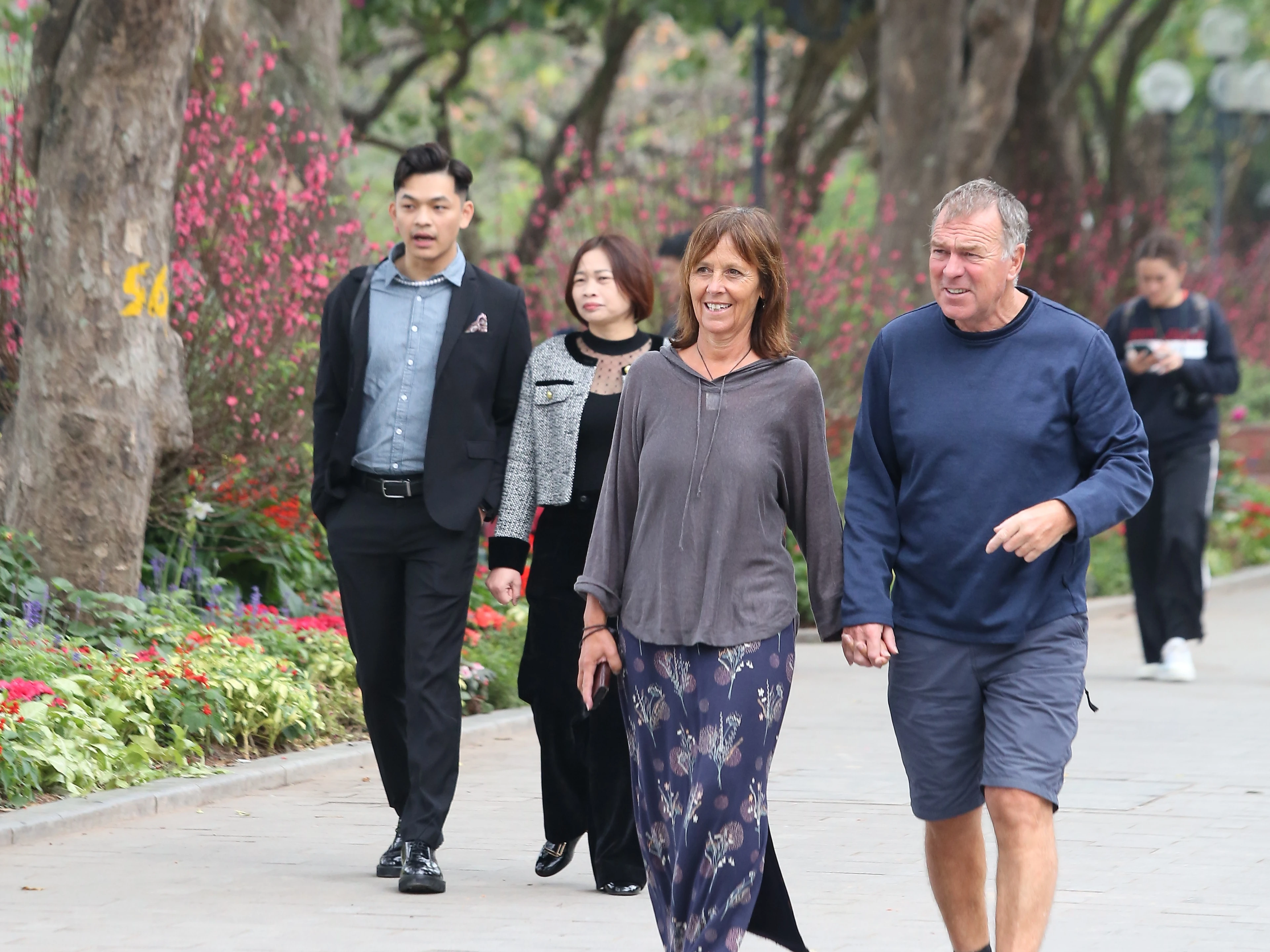 Hồ Gươm tấp nập người du xuân đầu năm mới Giáp Thìn