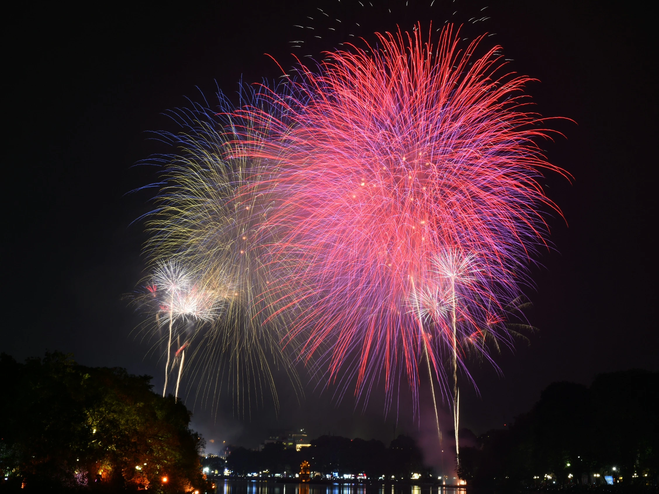 Pháo hoa rực sáng bầu trời chào năm mới Giáp Thìn