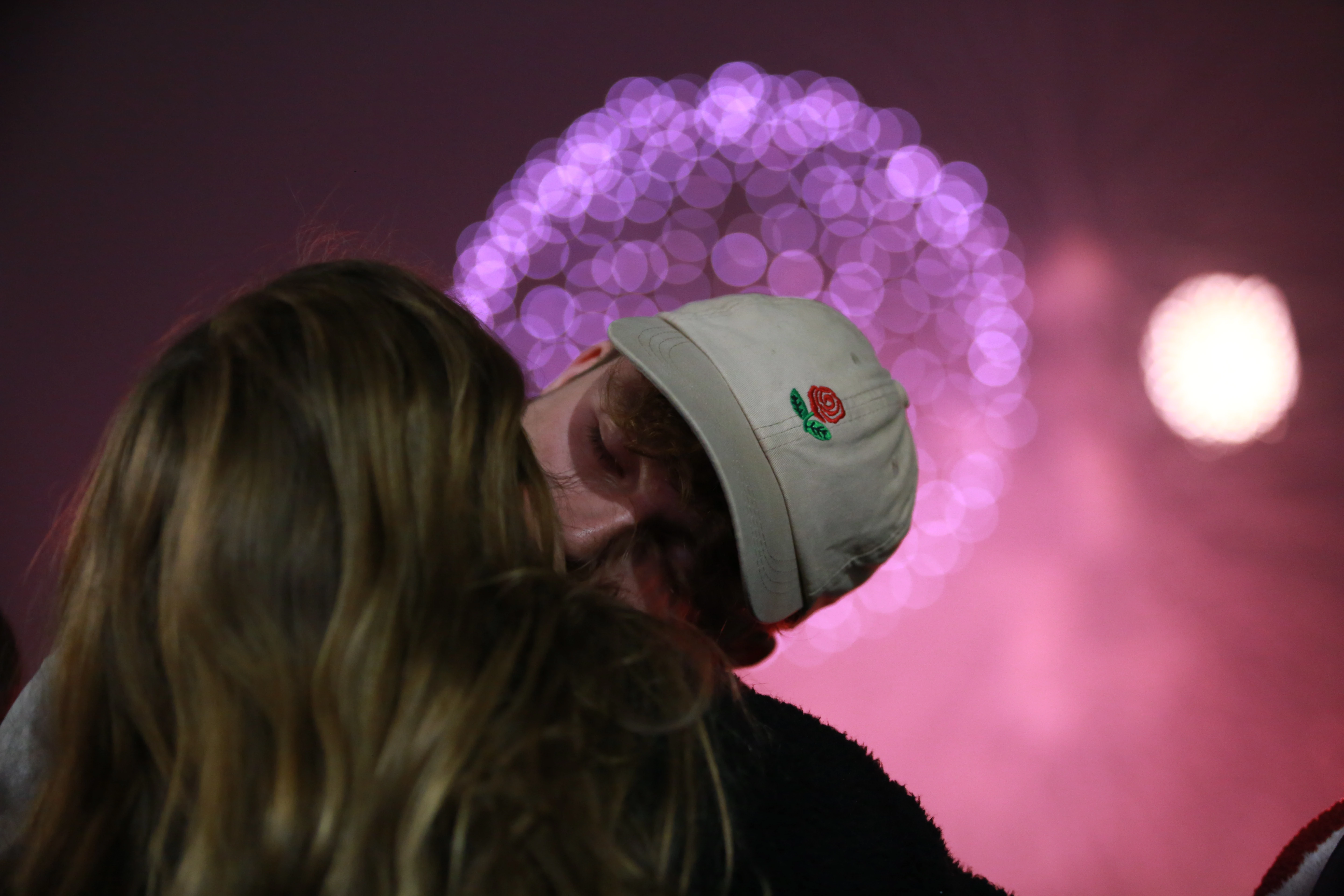 Du khách Tây thích thú đón giao thừa, chào Xuân Giáp Thìn tại Hồ Gươm