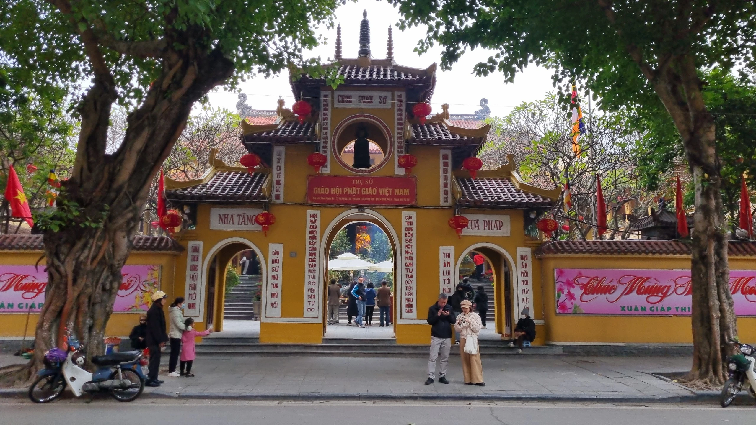 Người dân Hà Nội nô nức đi lễ đầu năm cầu chúc may mắn