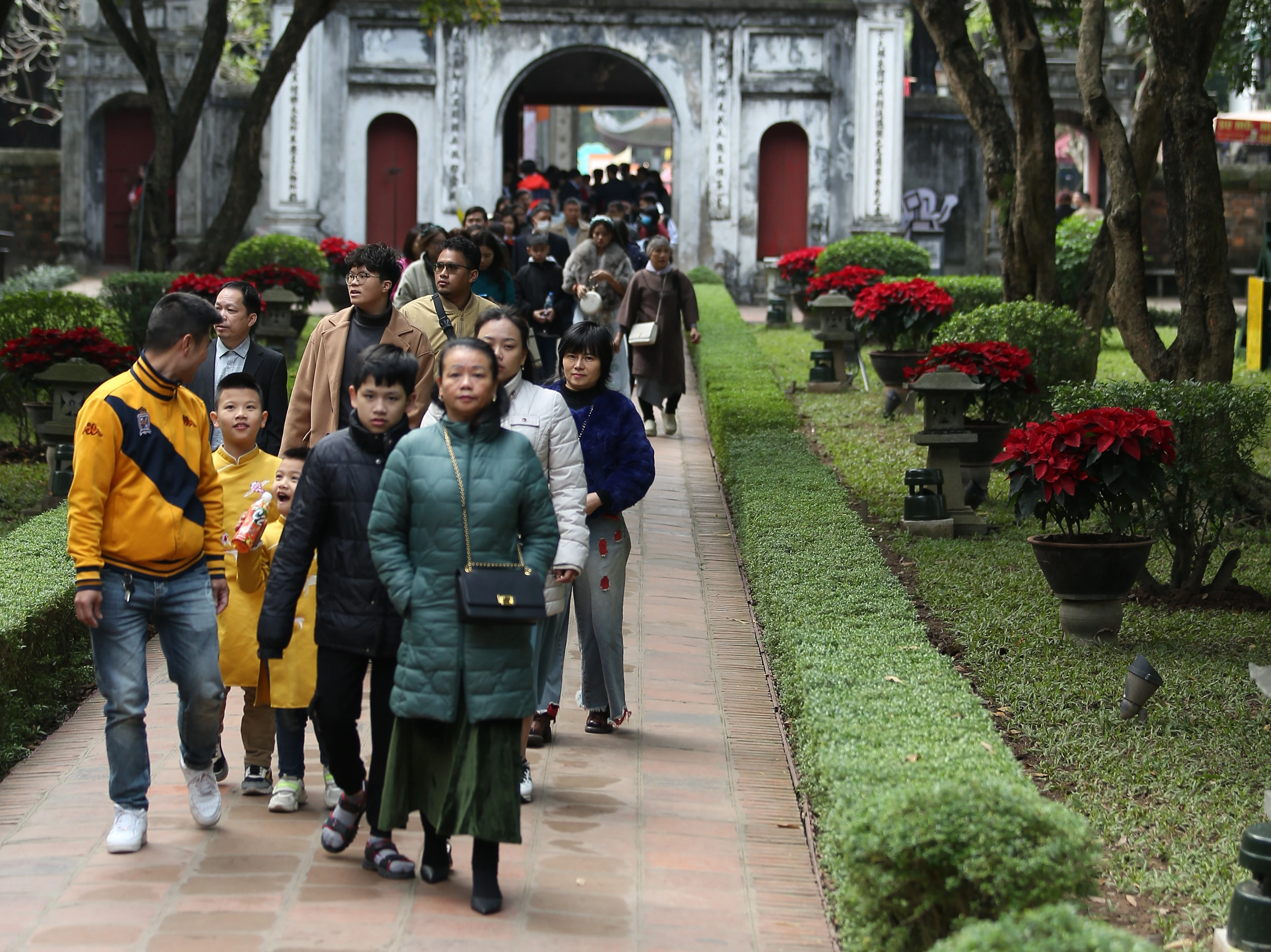 Người dân Hà Nội hào hứng du xuân Văn Miếu xin chữ