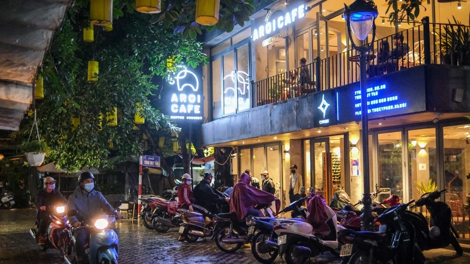 Giới trẻ ngồi cà phê đến nửa đêm trong ngày đầu phục vụ tại chỗ