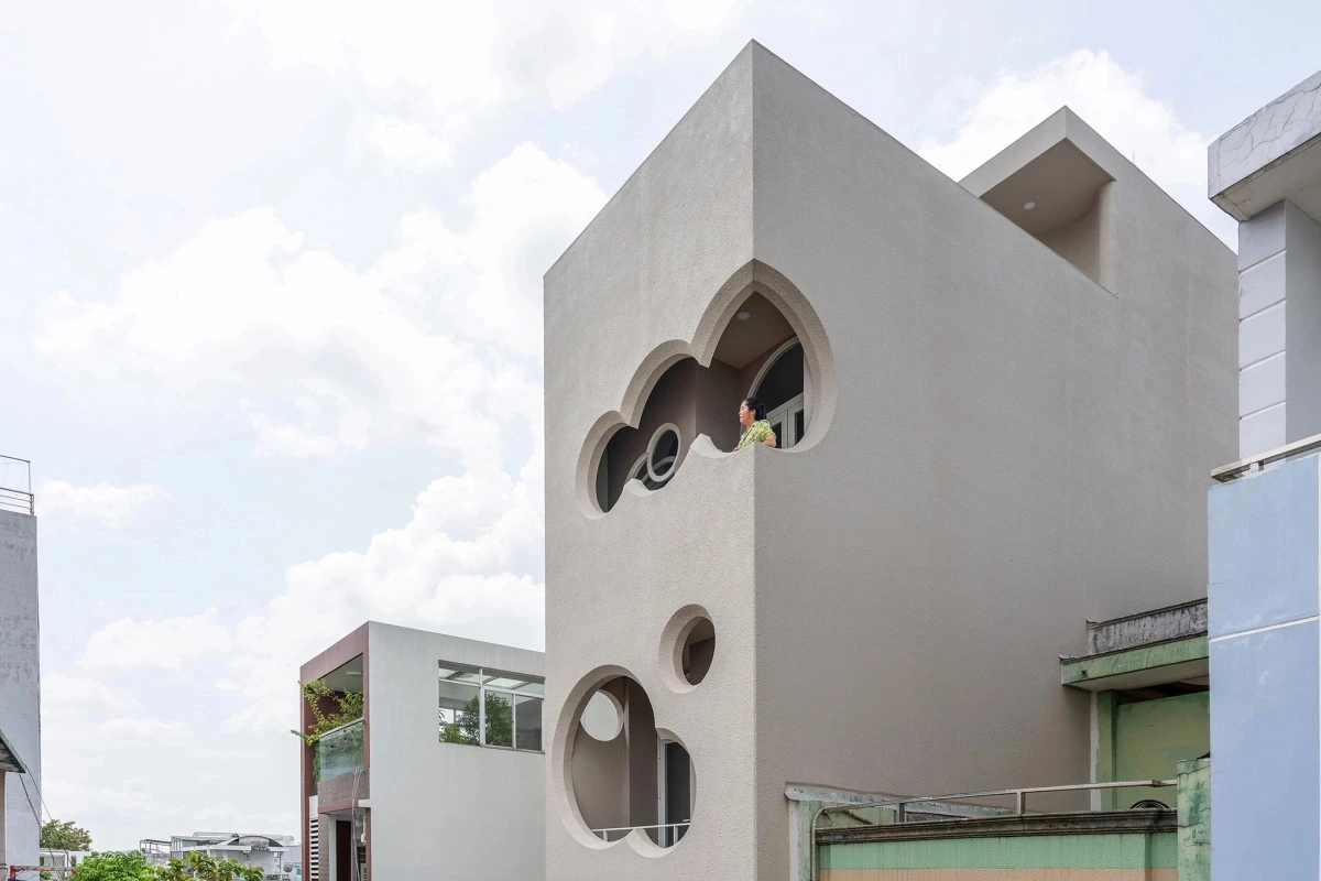 Nhà phố với hệ cửa hình đám mây độc đáo ở TP HCM 
