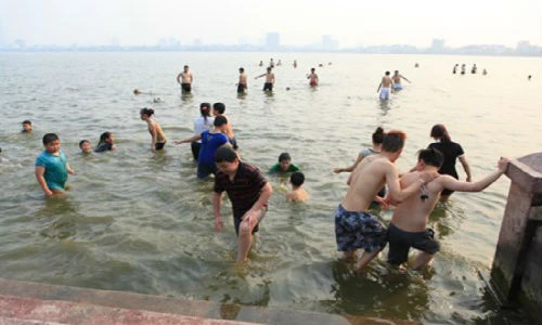 Cảnh rùng mình trẻ Hà Nội lao xuống tắm Hồ Tây