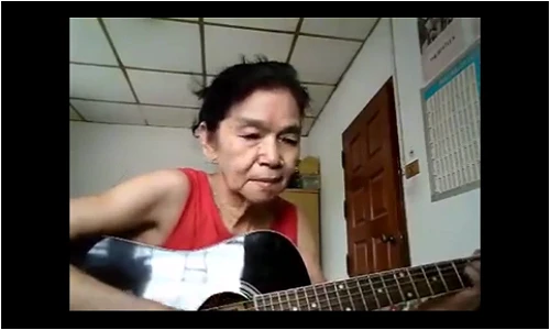 Clip: Cụ bà vừa đàn vừa hát tiếng Anh hay ngất ngây