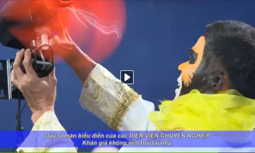 "Siêu nhân" Việt dùng lưỡi chặn cánh quạt đang quay