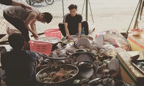 Ngược đời: Về nhà bạn gái, chàng trai ngồi rửa bát cao như núi