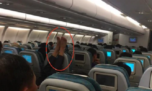 Bức xúc với những người để chân thiếu ý thức trên máy bay