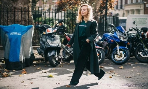 Hot girl chân ngắn kiếm tiền tỷ nhờ đăng ảnh thời trang