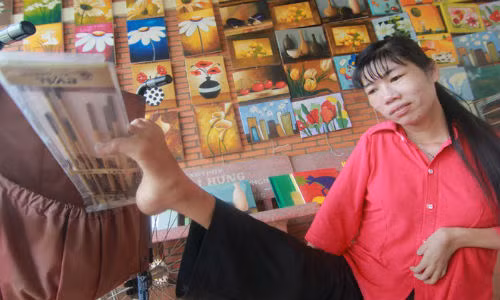 Choáng ngợp kiệt tác vẽ bằng ngón chân của cô gái Việt