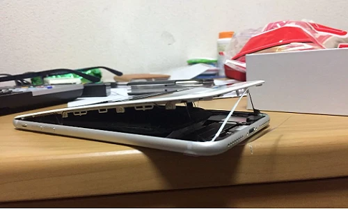 Ảnh nóng iPhone 8 Plus bị tách đôi, bung màn hình khi sạc