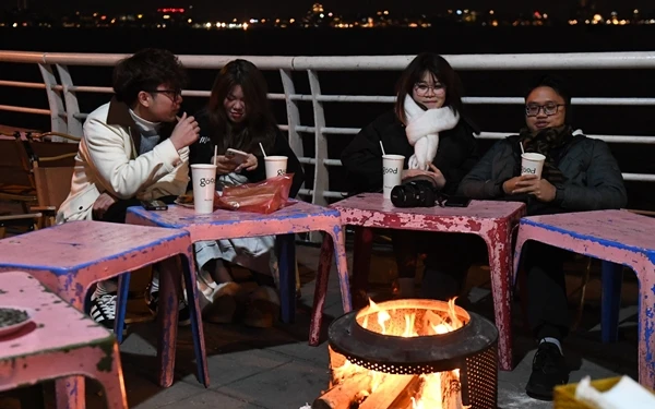 Người Hà Nội đốt lửa, che chắn gió trong đêm lạnh 12 độ C