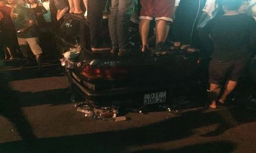 Thanh niên giẫm lên ô tô xem ca nhạc nghỉ lễ 2/9