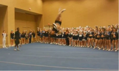 Nể cô gái lộn nhào 23 vòng liên tục không nghỉ