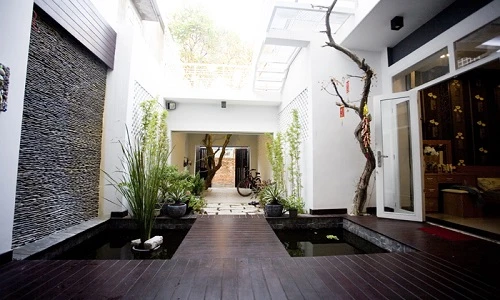 Nhà phố mộc mạc với không gian phóng khoáng bên trong