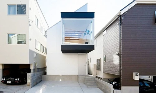 Nhà 2 tầng đẹp, thoáng bất ngờ nhờ ban công mới lạ